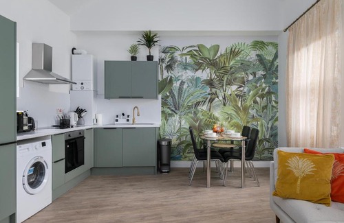 Queenstown Apartment | Battersea Park & Power Station, USA Embassy Newly renovated elegant 2bed