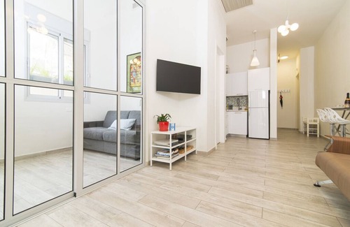 Kerem HaTeimanim Apartment | Bauhaus Residence & Garden by Beach - 6 Guests - 5 Stars Hosting ☆