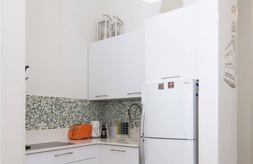 Kerem HaTeimanim Apartment | Bauhaus Residence & Garden by Beach - 6 Guests - 5 Stars Hosting ☆
