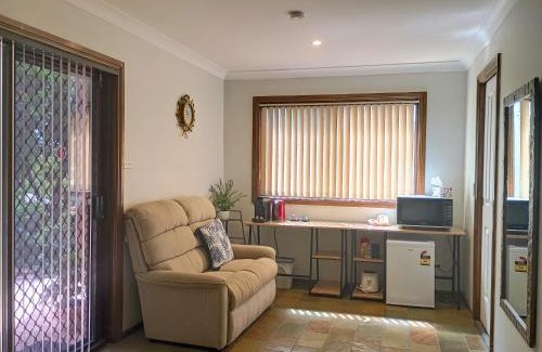 Baulkham Hills House | Baulkham Hills Deluxe king room with air-con private bathroom and entrance