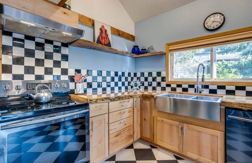 Waldport House | Bay and Horizon Views! Dog Friendly! Crabbing and Fishing Close By!