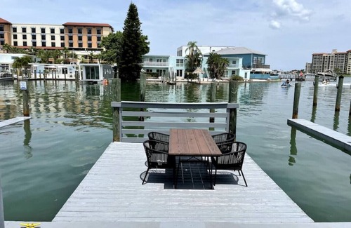 Bay Esplanade Apartment | Bay Apartment by the Water 1