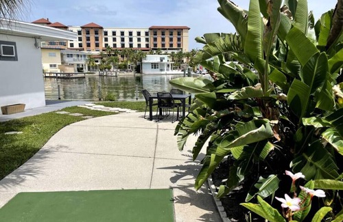 Bay Esplanade Apartment | Bay Apartment by the Water 1