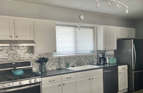 Bodega Bay House | BAY CANYON VIEW-CHARMING SINGLE LEVEL HOME- FENCED YARD + SPA-NEAR EVERYTHING!