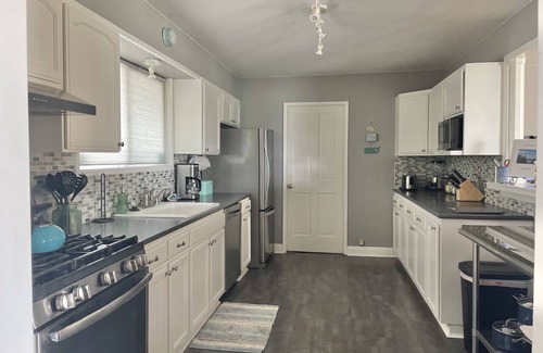 Bodega Bay House | BAY CANYON VIEW-CHARMING SINGLE LEVEL HOME- FENCED YARD + SPA-NEAR EVERYTHING!