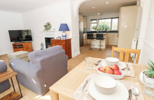 Bembridge Cottage | BAY COTTAGE, pet friendly, character holiday cottage in Bembridge