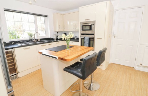Bembridge Cottage | BAY COTTAGE, pet friendly, character holiday cottage in Bembridge