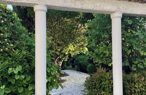 Six-Fours-les-Plages Apartment | BAY DE SANARY INDEPENDANT GROUND FLOOR VILLA WITH TERRACE OVERLOOKING WOODED GARDEN