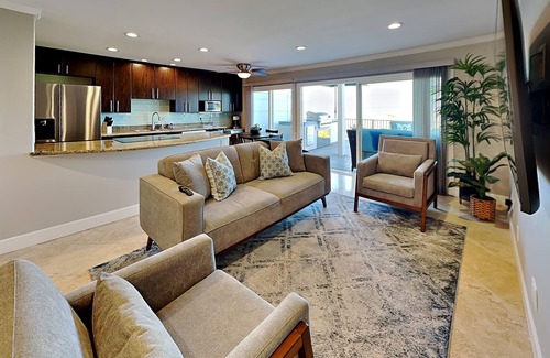 Crown Point House | Bay Front 2 Bedroom 2 bath with Mission Bay, Downtown and Sea World Fireworks Views