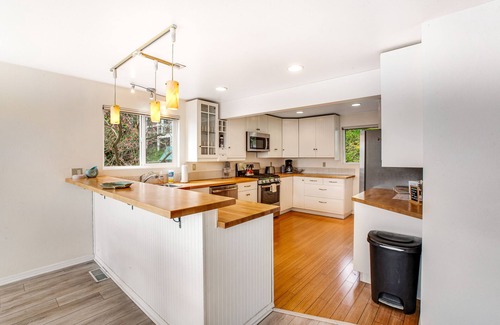 Freeland Apartment | Bay front family-friendly retreat w/beach access, gas grill