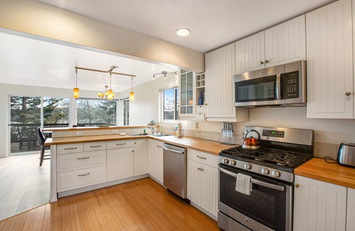 Freeland Apartment | Bay front family-friendly retreat w/beach access, gas grill