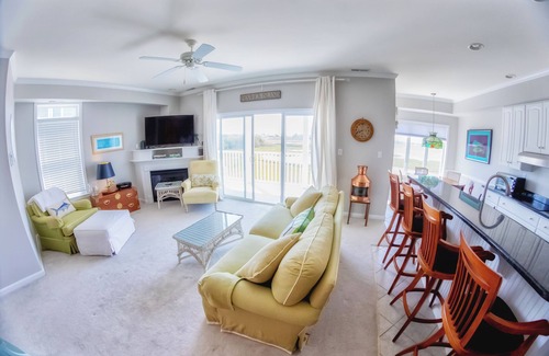 Caine Woods House | BAY FRONT HOME WITH AMAZING VIEWS. MINUTES TO THE BEACH AND STEPS TO THE POOL