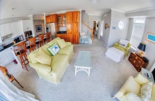 Caine Woods House | BAY FRONT HOME WITH AMAZING VIEWS. MINUTES TO THE BEACH AND STEPS TO THE POOL