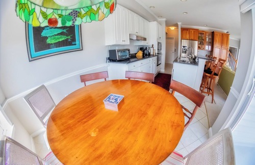 Caine Woods House | BAY FRONT HOME WITH AMAZING VIEWS. MINUTES TO THE BEACH AND STEPS TO THE POOL