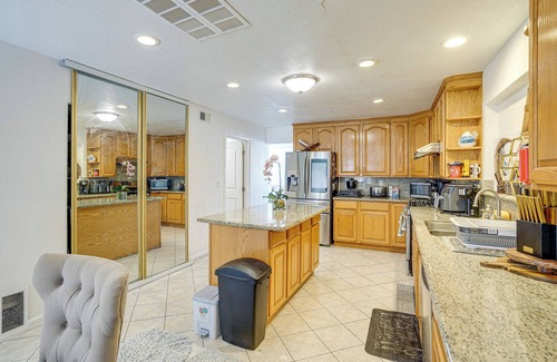 Hercules Cottage | Bay & Hill Views: Modern Hercules Home