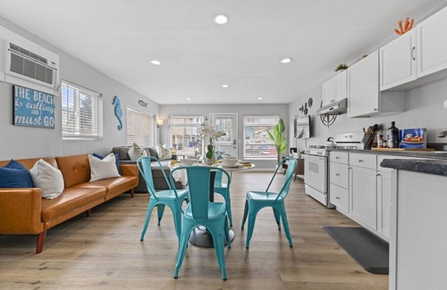Mission Beach House | Bay & Ocean Steps Away: Beach Bungalow Heaven
