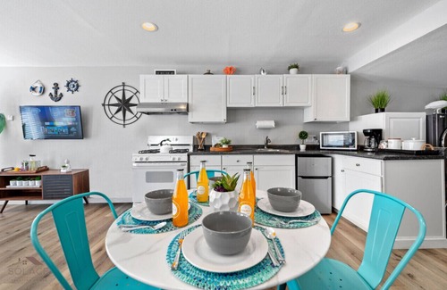 Mission Beach House | Bay & Ocean Steps Away: Beach Bungalow Heaven