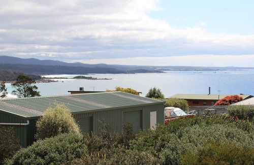 Binalong Bay House | BAY OF FIRES VISTA Boutique Accommodation at Binalong Bay - indoor spa bath