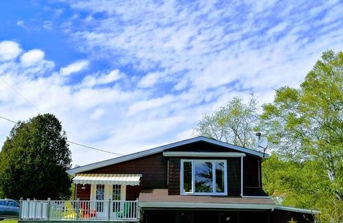 Lower Economy House | Bay of Fundy ,Cobequid Bay, Steps to the beach in the Cliffs of Fundy Geopark