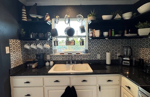 Rockport House | Bay Paradise with Views. Sleeps 4, Pets welcome, steps away from fishing piers
