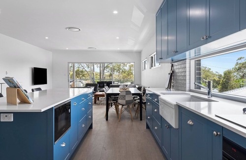 Nelson Bay House | Bay Retreat Villa - Stay with up to 20 guests in central Nelson Bay location