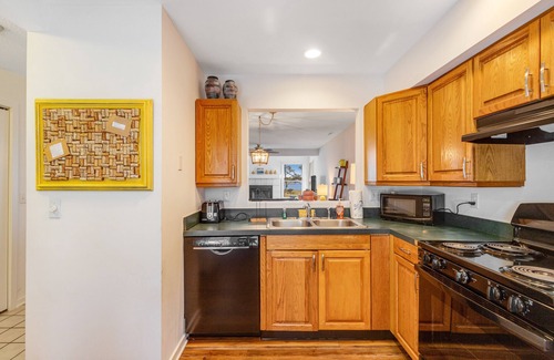 Ocean View Condo | Bay view condo with screened porch, central AC, on-site golf and shared pool
