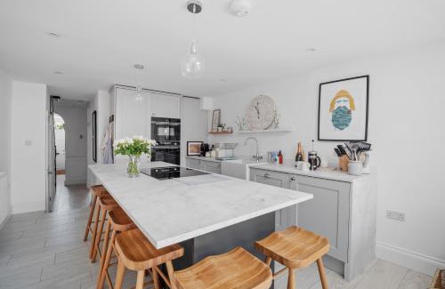 Weymouth House | Bay View Luxury Stays - Iris Harbour Cottage
