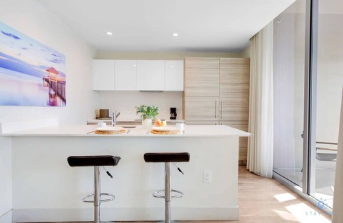 Hollywood Lakes Apartment | Bay View | Rooftop Pool + Gym | Hollywood Beach