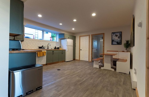 Alabama Hill House | Bay-view Suite with pet friendly yard