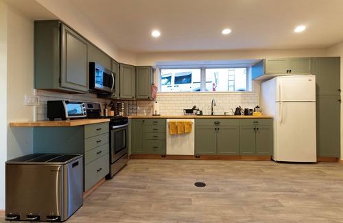 Alabama Hill House | Bay-view Suite with pet friendly yard