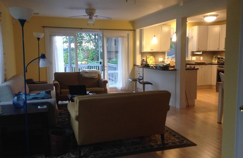 Warwick House | Bay Views, 4th house from the Beach and Wonderful Sea Breezes!