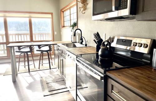 Florence Apartment | Bay Window -incredible river views- Old Town- new deck! Stairs.