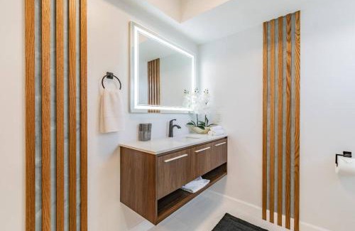 Bay Crest Park House | (BAYC) Aqua Haven: Luxe Retreat with Pool & Boat Bliss