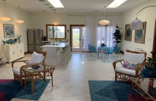 Cape Breezes House | Bayfront 6 bedr 4 baths sleeps 13 porches elevator dock ocean 5 min walk