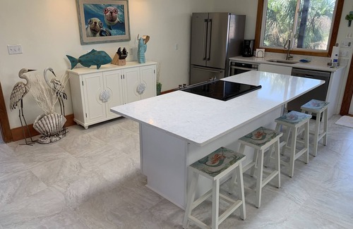 Cape Breezes House | Bayfront 6 bedr 4 baths sleeps 13 porches elevator dock ocean 5 min walk