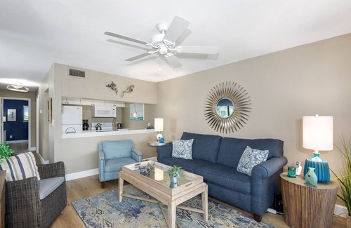 South Island Condo | 🌴Bayfront Complex | Gorgeous Views | Estero Island Yacht & Racquet 320🌴
