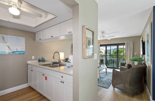 South Island Condo | 🌴Bayfront Complex | Gorgeous Views | Estero Island Yacht & Racquet 320🌴