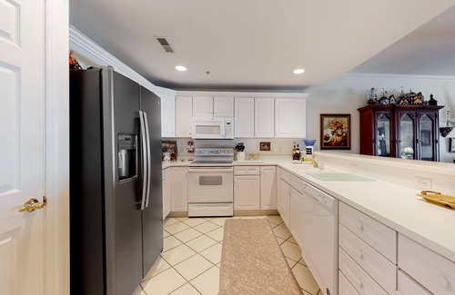 Midtown Ocean City Condo | Bayfront condo with lovely sunset views, balcony, central AC & pool
