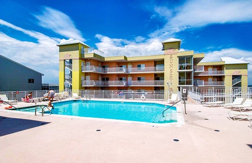 Midtown Ocean City Condo | Bayfront condo with lovely sunset views, balcony, central AC & pool