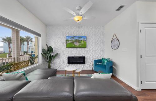 Port Isabel House | Bayfront Cottage- Pool - Hot Tub - Close to Beach