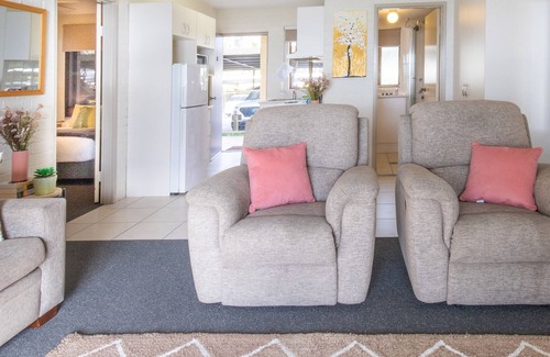 Batehaven Apartment | Bayfront Getaway Unit with Stunning Views