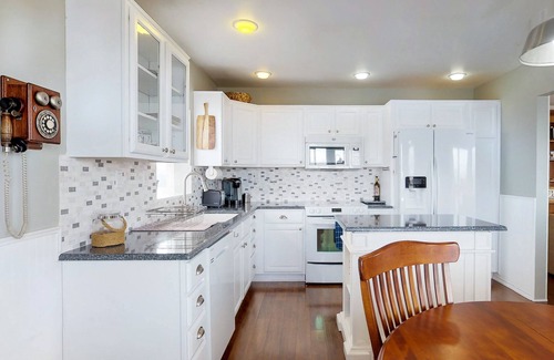 Westport House | Bayfront guest house - amazing view of Westport Marina, near Float 3 & museum