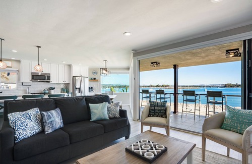 South Mission Beach Condo | Bayfront Home w/A/C, BBQ, & Sunrise Views