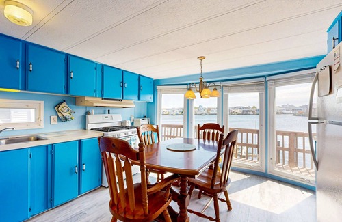 Montego Bay House | Bayfront mobile home with private dock, shared pools, & tennis court
