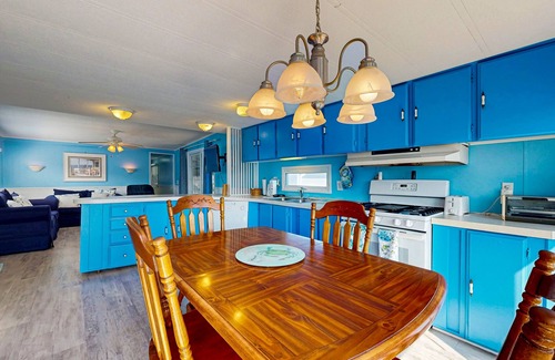 Montego Bay House | Bayfront mobile home with private dock, shared pools, & tennis court
