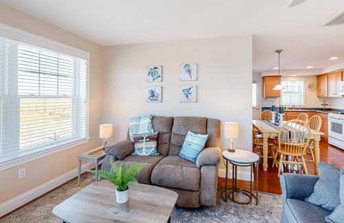 Hampton House | Bayfront nautical-themed home with central AC, washer/dryer, & gas grill