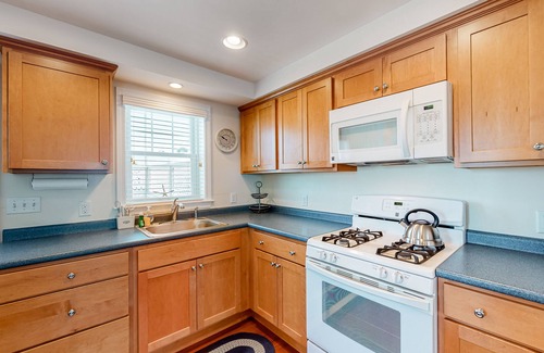 Hampton House | Bayfront nautical-themed home with central AC, washer/dryer, & gas grill