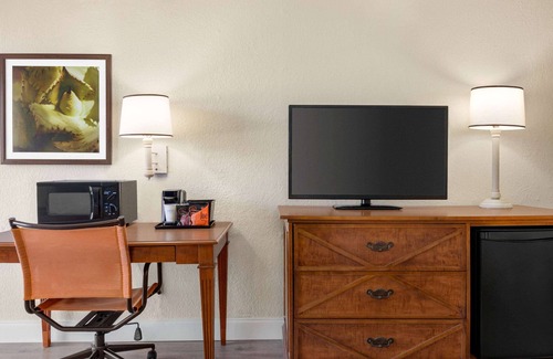 Daytona Beach Hotel | Baymont by Wyndham Intl Speedway/I-95/Daytona Beach