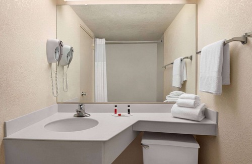 Daytona Beach Hotel | Baymont by Wyndham Intl Speedway/I-95/Daytona Beach