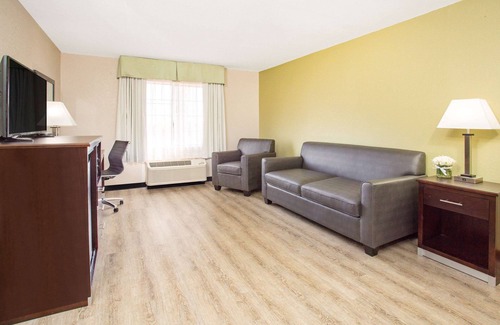 Estrella Hotel | Baymont by Wyndham Phoenix I-10 near 51st Ave